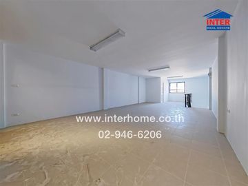 Commercial building 4.5 floors 21.3 sq.w. D complex near Thai Panich Bank, Pinthong Industrial Estate, Expressway No. 7, Motorway, Chao Phraya Surasak