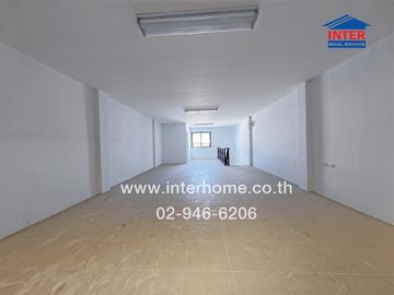 Commercial building 4.5 floors 21.3 sq.w. D complex near Thai Panich Bank, Pinthong Industrial Estate, Expressway No. 7, Motorway, Chao Phraya Surasak
