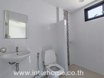 Commercial building 4.5 floors 21.3 sq.w. D complex near Thai Panich Bank, Pinthong Industrial Estate, Expressway No. 7, Motorway, Chao Phraya Surasak