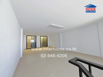 Commercial building 4.5 floors 21.3 sq.w. D complex near Thai Panich Bank, Pinthong Industrial Estate, Expressway No. 7, Motorway, Chao Phraya Surasak