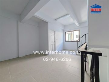 Commercial building 4.5 floors 21.3 sq.w. D complex near Thai Panich Bank, Pinthong Industrial Estate, Expressway No. 7, Motorway, Chao Phraya Surasak