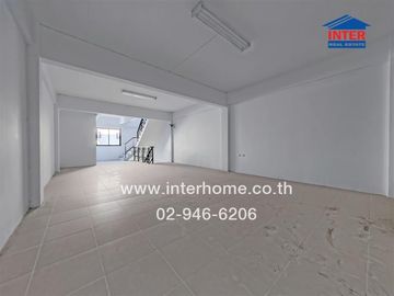 Commercial building 4.5 floors 21.3 sq.w. D complex near Thai Panich Bank, Pinthong Industrial Estate, Expressway No. 7, Motorway, Chao Phraya Surasak