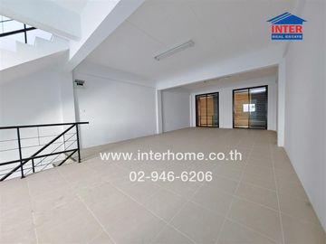 Commercial building 4.5 floors 21.3 sq.w. D complex near Thai Panich Bank, Pinthong Industrial Estate, Expressway No. 7, Motorway, Chao Phraya Surasak