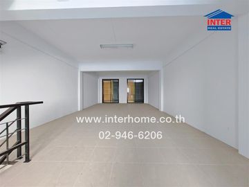 Commercial building 4.5 floors 21.3 sq.w. D complex near Thai Panich Bank, Pinthong Industrial Estate, Expressway No. 7, Motorway, Chao Phraya Surasak