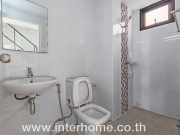Commercial building 4.5 floors 21.3 sq.w. D complex near Thai Panich Bank, Pinthong Industrial Estate, Expressway No. 7, Motorway, Chao Phraya Surasak