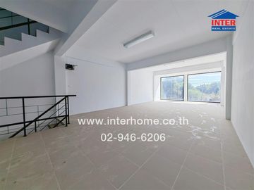 Commercial building 4.5 floors 21.3 sq.w. D complex near Thai Panich Bank, Pinthong Industrial Estate, Expressway No. 7, Motorway, Chao Phraya Surasak