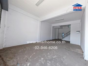 Commercial building 4.5 floors 21.3 sq.w. D complex near Thai Panich Bank, Pinthong Industrial Estate, Expressway No. 7, Motorway, Chao Phraya Surasak