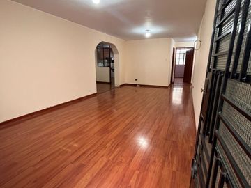 DEPARTAMENTO CON COCHERA EN VENTA EN 1ERR PISO URB. PACÍFICO I - SMP