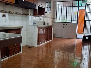 DEPARTAMENTO CON COCHERA EN VENTA EN 1ERR PISO URB. PACÍFICO I - SMP