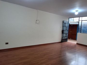 DEPARTAMENTO CON COCHERA EN VENTA EN 1ERR PISO URB. PACÍFICO I - SMP