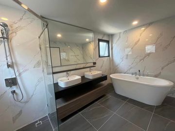 For sale: The City Bangna 1 - XXL size detached house with beautiful, complete furniture