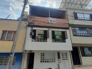 CASA EN VENTA DE 3 NIVELES  BARRIO BRITALIA KENNEDY