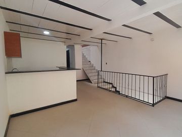 CASA EN VENTA DE 3 NIVELES  BARRIO BRITALIA KENNEDY
