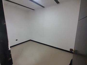 CASA EN VENTA DE 3 NIVELES  BARRIO BRITALIA KENNEDY