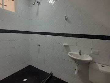 CASA EN VENTA DE 3 NIVELES  BARRIO BRITALIA KENNEDY