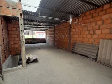 CASA EN VENTA DE 3 NIVELES  BARRIO BRITALIA KENNEDY
