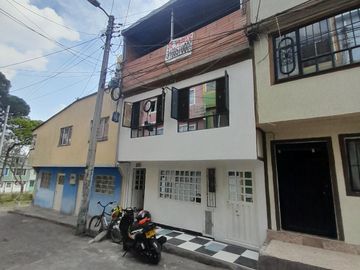 CASA EN VENTA DE 3 NIVELES  BARRIO BRITALIA KENNEDY