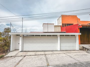 CASA DE OPORTUNIDAD CON 2 SUITS EN VENTA EN LA CALERA.