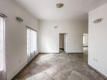CASA DE OPORTUNIDAD CON 2 SUITS EN VENTA EN LA CALERA.