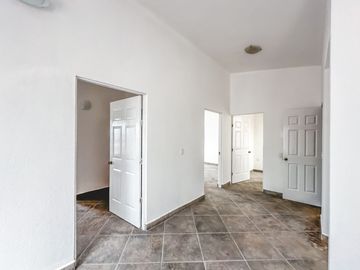 CASA DE OPORTUNIDAD CON 2 SUITS EN VENTA EN LA CALERA.