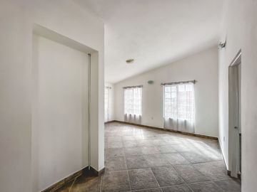 CASA DE OPORTUNIDAD CON 2 SUITS EN VENTA EN LA CALERA.
