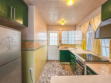 CASA DE OPORTUNIDAD CON 2 SUITS EN VENTA EN LA CALERA.