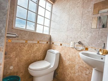 CASA DE OPORTUNIDAD CON 2 SUITS EN VENTA EN LA CALERA.