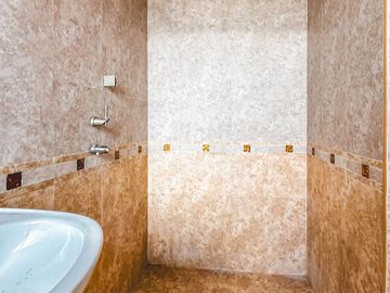 CASA DE OPORTUNIDAD CON 2 SUITS EN VENTA EN LA CALERA.