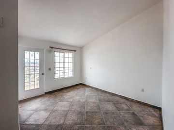 CASA DE OPORTUNIDAD CON 2 SUITS EN VENTA EN LA CALERA.