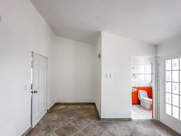 CASA DE OPORTUNIDAD CON 2 SUITS EN VENTA EN LA CALERA.