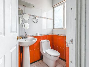 CASA DE OPORTUNIDAD CON 2 SUITS EN VENTA EN LA CALERA.