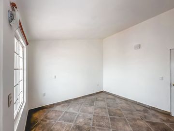 CASA DE OPORTUNIDAD CON 2 SUITS EN VENTA EN LA CALERA.