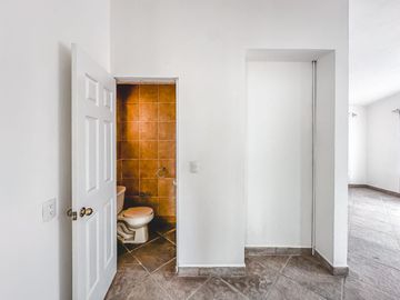 CASA DE OPORTUNIDAD CON 2 SUITS EN VENTA EN LA CALERA.