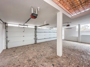 CASA DE OPORTUNIDAD CON 2 SUITS EN VENTA EN LA CALERA.
