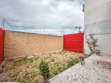 CASA DE OPORTUNIDAD CON 2 SUITS EN VENTA EN LA CALERA.