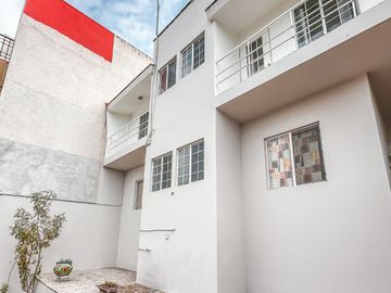 CASA DE OPORTUNIDAD CON 2 SUITS EN VENTA EN LA CALERA.