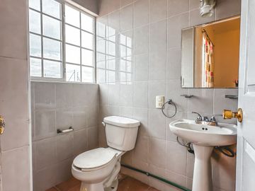 CASA DE OPORTUNIDAD CON 2 SUITS EN VENTA EN LA CALERA.