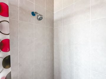 CASA DE OPORTUNIDAD CON 2 SUITS EN VENTA EN LA CALERA.