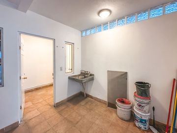CASA DE OPORTUNIDAD CON 2 SUITS EN VENTA EN LA CALERA.