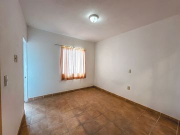 CASA DE OPORTUNIDAD CON 2 SUITS EN VENTA EN LA CALERA.