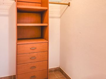 CASA DE OPORTUNIDAD CON 2 SUITS EN VENTA EN LA CALERA.