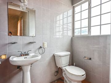 CASA DE OPORTUNIDAD CON 2 SUITS EN VENTA EN LA CALERA.