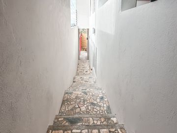 CASA DE OPORTUNIDAD CON 2 SUITS EN VENTA EN LA CALERA.