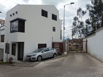 Amplia casa en venta - sector Control Sur - Guzho