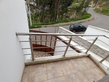 Amplia casa en venta - sector Control Sur - Guzho