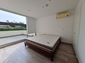 Venta de Departamento de 3 dormitorios en primer piso alto, Edificio Spazio, Puerto Santa Ana, Guayaquil