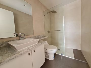 Venta de Departamento de 3 dormitorios en primer piso alto, Edificio Spazio, Puerto Santa Ana, Guayaquil