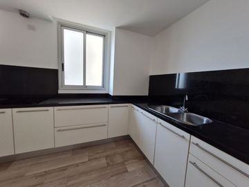 Venta de Departamento de 3 dormitorios en primer piso alto, Edificio Spazio, Puerto Santa Ana, Guayaquil