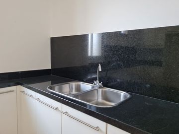 Venta de Departamento de 3 dormitorios en primer piso alto, Edificio Spazio, Puerto Santa Ana, Guayaquil