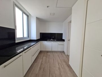 Venta de Departamento de 3 dormitorios en primer piso alto, Edificio Spazio, Puerto Santa Ana, Guayaquil